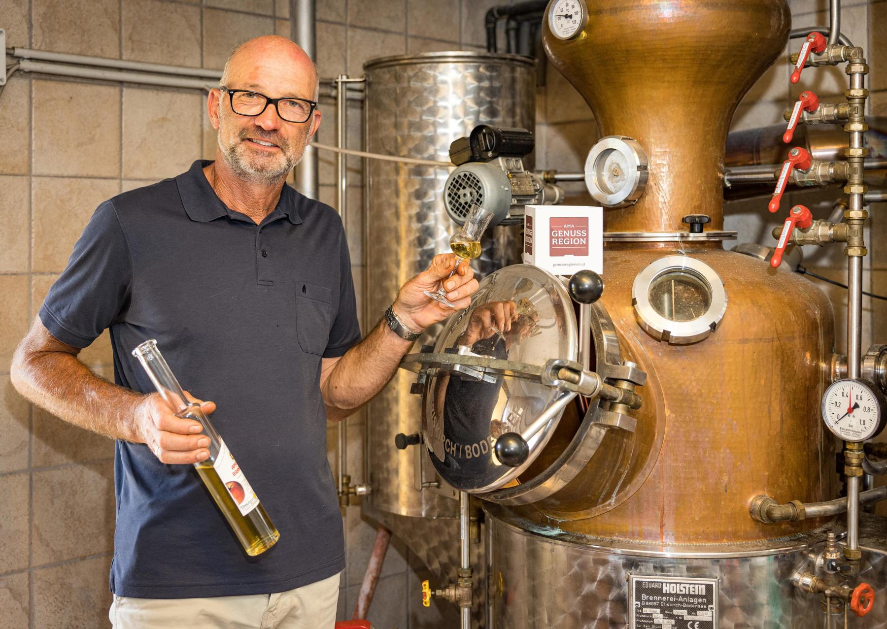 Markus Reichhalter an der Brennanlage